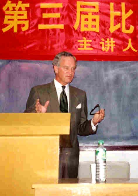 Claes G. Ryn lecturing at Peking University